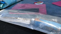 Ini pisau yang digunakan pelaku untuk menusuk korban. Pisau ini diambil pelaku dari pedagang martabak.