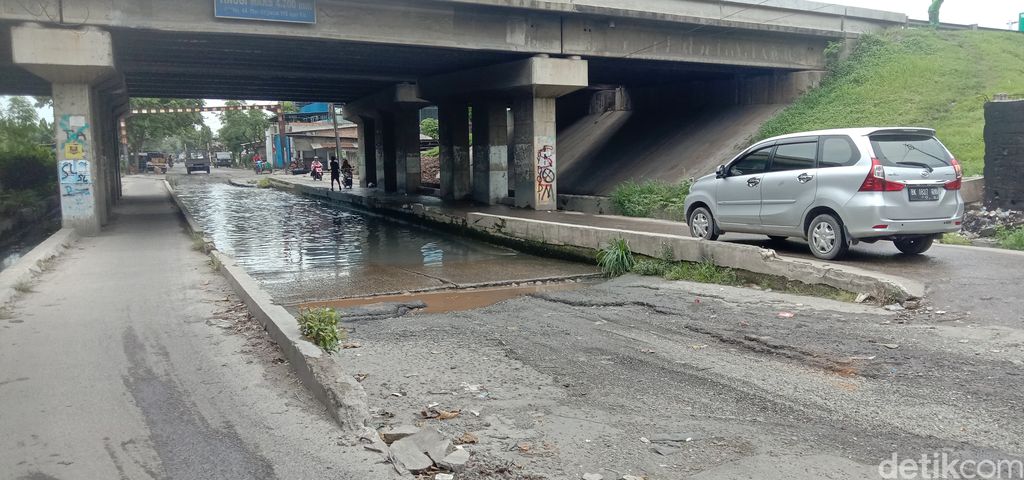 Jalan Rumah Potong Hewan, Medan Deli, Medan, sudah bertahun-tahun rusak. Warga berharap Walkot Medan Bobby Nasution memperbaiki jalan ini. (Ahmad Arfah/detikcom)