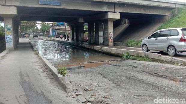 Jalan Rumah Potong Hewan, Medan Deli, Medan, sudah bertahun-tahun rusak. Warga berharap Walkot Medan Bobby Nasution memperbaiki jalan ini. (Ahmad Arfah/detikcom)