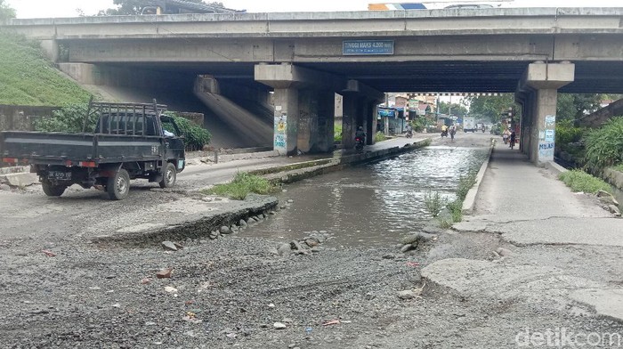 Jalan Rumah Potong Hewan, Medan Deli, Medan, sudah bertahun-tahun rusak. Warga berharap Walkot Medan Bobby Nasution memperbaiki jalan ini. (Ahmad Arfah/detikcom)