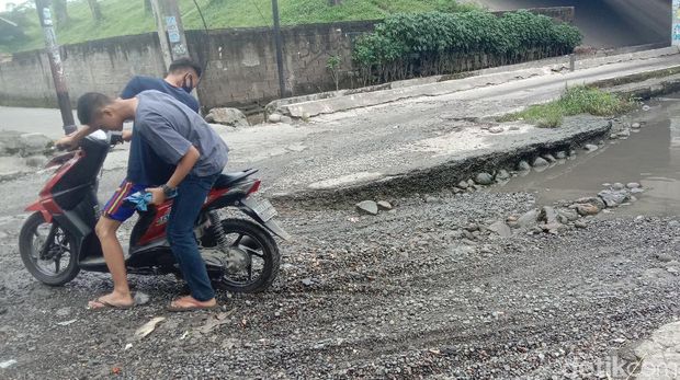 Jalan Rumah Potong Hewan, Medan Deli, Medan, sudah bertahun-tahun rusak. Warga berharap Walkot Medan Bobby Nasution memperbaiki jalan ini. (Ahmad Arfah/detikcom)