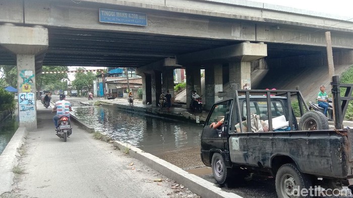 Jalan Rumah Potong Hewan, Medan Deli, Medan, sudah bertahun-tahun rusak. Warga berharap Walkot Medan Bobby Nasution memperbaiki jalan ini. (Ahmad Arfah/detikcom)