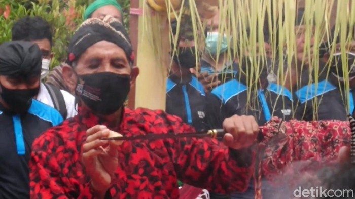 jamasan pusaka tombak Kiai Upas