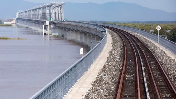 Jembatan kereta api Tongjiang-Nizhneleninskoye China dan Rusia