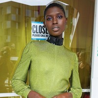 Cerita yang dianggap manis oleh Joshua tersebut, malah menimbulkan nyinyiran. Aku tidak sengaja menjatuhkan istriku karena cerita tersebut dan tidak memberikan konteks yang lengkap. Internet sangat rasis dan misoginis, ucap Joshua, kepada Refinery29. Foto: dok. Instagram/@jodiesmith