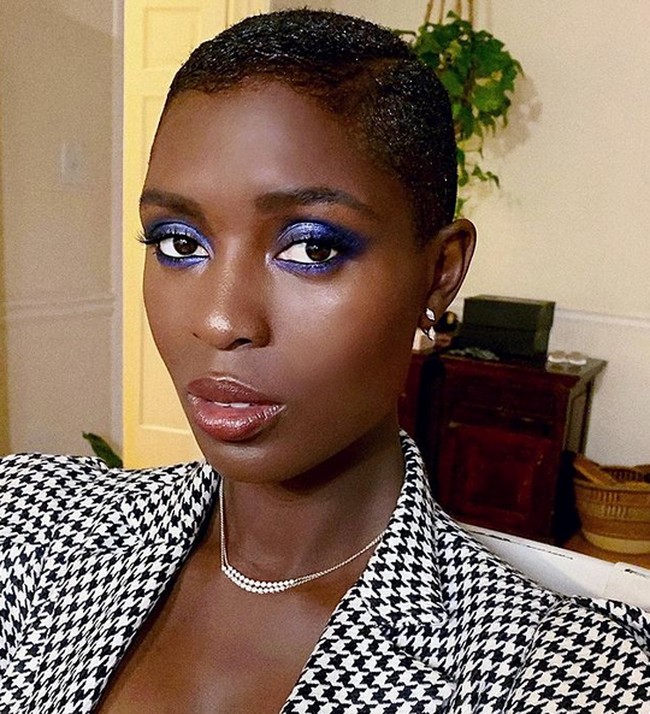 Di Instagram keduanya, pasangan ini sangat jarang memamerkan kemesraan. Tampaknya, hal ini mereka lakukan agar tidak mendapatkan serangan online. Joshua sendiri memuji sang istri yang bisa kuat menerima komentar rasisme dari netizen. Aku terkesan dengannya, tapi aku berharap itu bukan baju besi yang harus dikenakan setiap pagi untuk menavigasi hidup, ucap Joshua. Foto: dok. Instagram/@jodiesmith