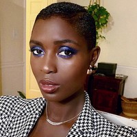 Di Instagram keduanya, pasangan ini sangat jarang memamerkan kemesraan. Tampaknya, hal ini mereka lakukan agar tidak mendapatkan serangan online. Joshua sendiri memuji sang istri yang bisa kuat menerima komentar rasisme dari netizen. Aku terkesan dengannya, tapi aku berharap itu bukan baju besi yang harus dikenakan setiap pagi untuk menavigasi hidup, ucap Joshua. Foto: dok. Instagram/@jodiesmith