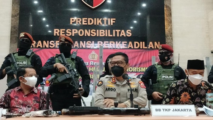 Kadiv Humas Polri Irjen Argo Yuwono (tengah)