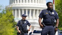 Polisi dengan senjata laras panjang dikerahkan usai seorang pria mengancam akan meledakkan bom di dekat gedung Capitol Hill, Washington DC, AS, Kamis (19/8) waktu setempat. AP Photo/Patrick Semansky.