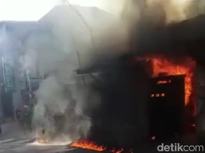 Sebuah SPBU mini di Sumenep meledak dan terbakar. Pemiliknya mengalami luka bakar serius dan kerugian diperkirakan mencapai Rp 100 juta.