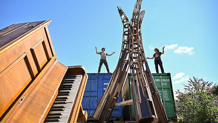 Keren! Patung Ini Terbuat Dari Piano Bekas EDINBURGH, SCOTLAND - AUGUST 17: Matt Wright and Tim Vincent-Smith directors of Pianodrome unveil a set of new up-cycled sculptures made from abandoned and old pianos on August 17, 2021 in Edinburgh, Scotland. Edinburgh's Pianodrome presents ten new sculptures to be displayed in public spaces across Leeds city centre, for this year's two-week festival run by Leeds International Piano Competition. Animating the streets in prominent locations, the interactive sculptures, all created entirely from upcycled pianos, will be on display from 4 to 19 September. (Photo by Jeff J Mitchell/Getty Images)