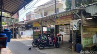 Menurut Yanto, selaku sang pemilik sekaligus juru masak di Warung Nasi Belek. Ia pertama kali mulai menggeluti usaha warung nasi ini dari tahun 1980-an. Dulu sebelum membuka warung nasi ini, dia bekerja di warung nasi milik kerabatnya menjadi kasir. Foto: detikFood