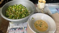 Meski sudah viral dan dikenal banyak orang, tapi Yanto tak pernah mau menyimpan stok telur dadar bebeknya dalam jumlah besar. Dia lebih suka membuat tiga kali jadwal goreng telur bebek. Foto: detikFood