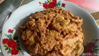 “Sehari itu bisa abis sekitar 200-250 butir telur bebek ya. Untuk setiap kali goreng itu, bisa buat sampai 100 porsi telur dadar,” lanjutnya. Telur dadar bebeknya, dicampur dengan tambahan adonan tepung terigu, daun bawang, dan bawang putih halus serta penyedap rasa. Jadi teksturnya lebih krispi dan cepat garing saat digoreng. Foto: detikFood