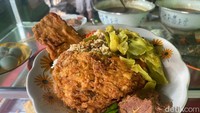 Walau konsepnya hanya nasi rames dengan telur bebek dan siraman kuah semur daging. Tapi rasanya boleh diadu dengan nasi rames kelas restoran. Porsi nasi hingga telur yang tak pelit, membuat orang rela menunggu lama untuk bisa makan telor dadar ini. Foto: detikFood