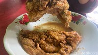 Siraman kuah semur yang manis pedas dari kecap dan bumbu rempah di dalamnya, semakin menambah cita rasa enak dari telur bebek yang dasarnya sudah lebih gurih dari telur ayam. Foto: detikFood