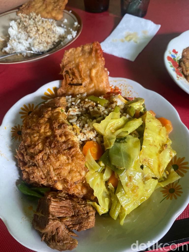 Ketagihan Nasi Rames Telur Bebek Kuah Semur di Warung Belek yang Murah Abis