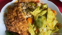 Buat yang ingin mencicipi nasi rames telor di Warung Belek, pastikan datang tak jauh dari jadwal Yanto menggoreng telur ya agar tidak kehabisan. Foto: detikFood
