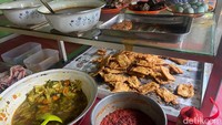 Viral di YouTube dan media sosial. Warung nasi tersembunyi di wilayah Kuningan ini, sukses bikin penasaran karena menu nasi rames telur bebek yang disiram dengan kuah semurnya.  Foto: detikFood