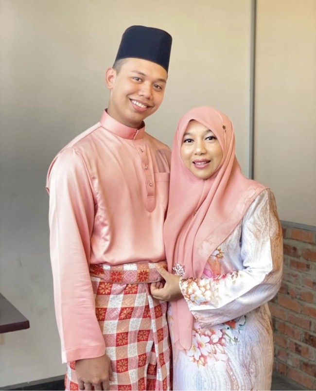 Adalah pria Malaysia bernama Akmal Yusof yang kisah cintanya dengan mantan gurunya Suhana Esa viral di media sosial. Akmal mengunggah cerita cinta mereka ke TikTok. Foto: Dok. Instagram @samballana_bistro78