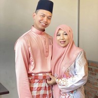 Adalah pria Malaysia bernama Akmal Yusof yang kisah cintanya dengan mantan gurunya Suhana Esa viral di media sosial. Akmal mengunggah cerita cinta mereka ke TikTok. Foto: Dok. Instagram @samballana_bistro78