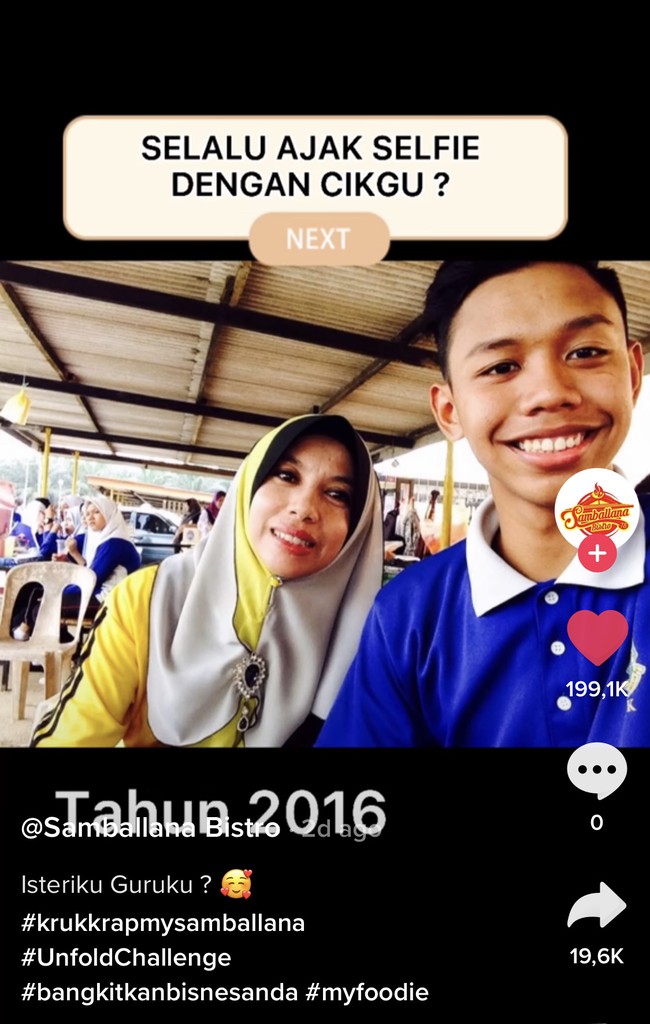 Tahun 2016, selalu ajak selfie dengan cikgu? Ajak keluar makan? Tahun 2018 (foto bersama). Alhamdulillah kawin dengan cikgu sendiri tahun 2020. Dulu cikgu saya sekarang istri saya. Perbedaan kami 25 tahun, tulis Akmal melalui akun TikTok @samballana_bistro78.  Foto: Dok. Tangkap layar akun TikTok @samballana_bistro78.