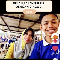 Tahun 2016, selalu ajak selfie dengan cikgu? Ajak keluar makan? Tahun 2018 (foto bersama). Alhamdulillah kawin dengan cikgu sendiri tahun 2020. Dulu cikgu saya sekarang istri saya. Perbedaan kami 25 tahun, tulis Akmal melalui akun TikTok @samballana_bistro78.  Foto: Dok. Tangkap layar akun TikTok @samballana_bistro78.