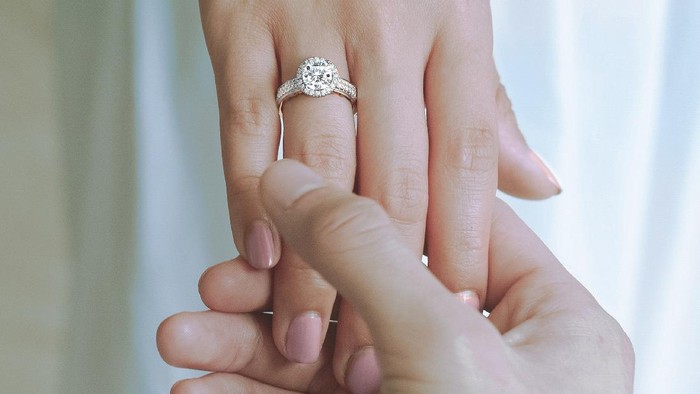 Koleksi Cincin Tunangan Brilliant Rose dari Miss Mondial Koleksi Cincin Tunangan Brilliant Rose dari Miss Mondial