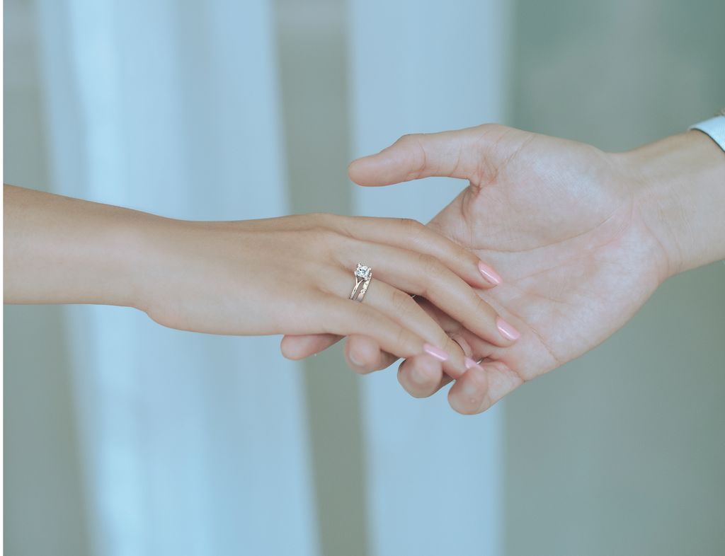 Koleksi Cincin Tunangan Brilliant Rose dari Miss Mondial