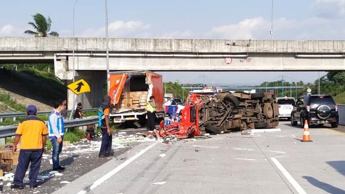 Kondisi minibus Isuzu Elf yang terguling setelah menabrak truk boks di Tol Boyolali, Jumat (20/8/2021)