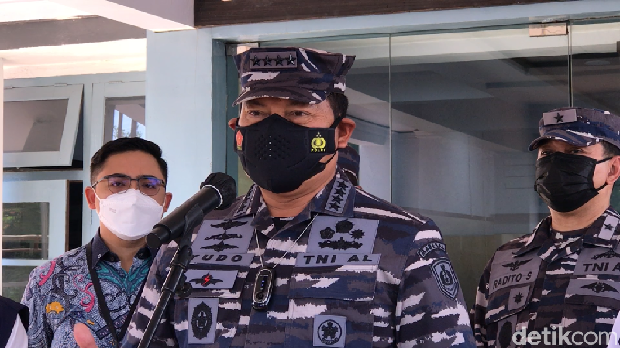 Kepala Staf Angkatan Laut (KSAL) Laksamana TNI Yudo Margono meninjau kesiapan tambahan bed ICU dan HCU untuk pasien COVID-19, di RSAL Dr Ramelan Surabaya. Total ada 70 bed tambahan.