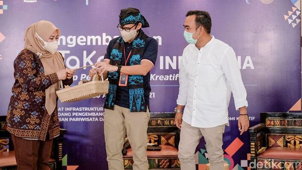 Menteri Pariwisata dan Ekonomi Kreatif (Menparekraf) Sandiaga Uno melakukan kunjungan kerja ke Pandeglang, Banten. Di sana, dia melaunching program KataKreatif untuk mendorong produk para pelaku UMKM bisa mendunia dengan diekspor ke berbagai negara.