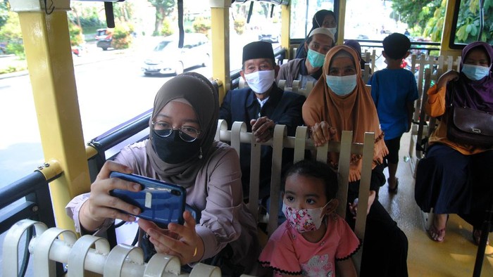 LAYANAN BUS UNCAL UNTUK ANTAR JEMPUT WARGA VAKSINASI Sejumlah warga naik bus Uncal usai mengikuti vaksinasi COVID-19 massal di Puri Begawan, Baranangsiang, Kota Bogor, Jawa Barat, Jumat (20/8/2021). Satgas Penanganan COVID-19 Kota Bogor menggunakan layanan bus Uncal untuk antar jemput warga menuju sentra vaksinasi COVID-19 sebagai upaya mempercepat program vaksinasi yang dilakukan pemerintah. ANTARA FOTO/Arif Firmansyah/hp.