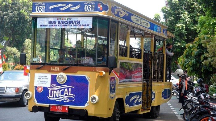 Sejumlah warga naik bus Uncal usai mengikuti vaksinasi COVID-19 massal di Puri Begawan, Baranangsiang, Kota Bogor, Jawa Barat, Jumat (20/8/2021). Satgas Penanganan COVID-19 Kota Bogor menggunakan layanan bus Uncal untuk antar jemput warga menuju sentra vaksinasi COVID-19 sebagai upaya mempercepat program vaksinasi yang dilakukan pemerintah. ANTARA FOTO/Arif Firmansyah/hp.