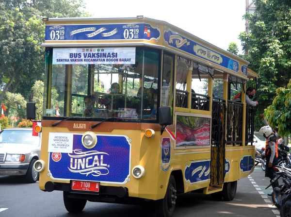 Bus Uncal Siap Antar Jemput Warga Vaksinasi