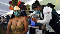 Otoritas wilayah selatan ibu kota, Xochimilco, mendorong penduduk muda untuk mengenakan kostum.  