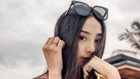 Wanita 25 tahun ini sering memamerkan momennya beraktivitas sambil ditemani segelas minuman segar. Kira-kira Anya lagi di mana ya?
