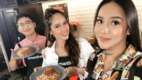 Begini pesona Anya yang baru saja membuat hidangan spesial bersama Cinta Laura dan konstestan MasterChef Indonesia. Ada yang tahu hidangan apa yang dibuat mereka?