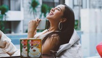Selebgram dengan 9 juta followers Instagram ini sedang mengiklankan produk kopi. Ia memamerkan senyum manisnya yang dideskripsikan, Ekspresi aku waktu ternyata kamu tau kalo aku juga ada rasa.