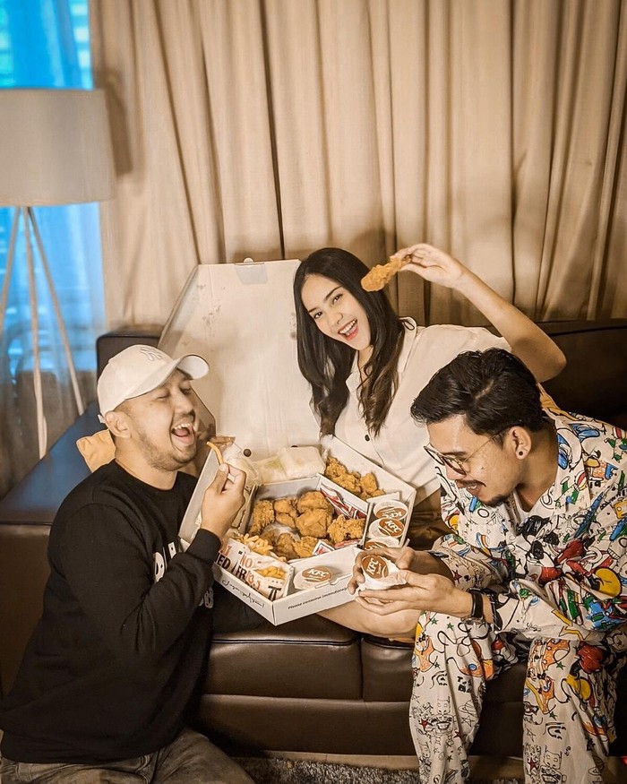 Manisnya Anya Geraldine Saat Nikmati Sarapan dan Ngemil Fried Chicken