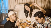 Bareng dua temannya, Anya happy banget dapat kiriman fried chicken. Apalagi ada pelengkap nasi, kentang goreng, dan pudingnya.