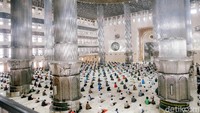 Sebelumnya masjid ini sempat ditutup beberapa minggu akibat pandemi COVID-19.