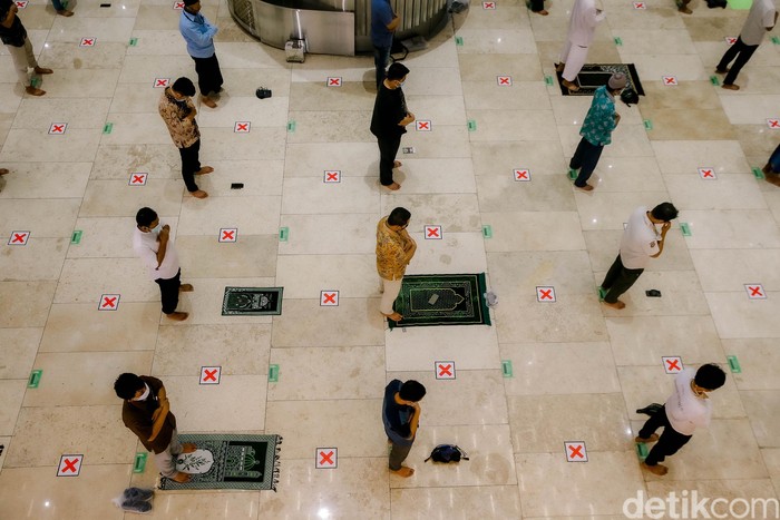 Sejumlah umat muslim tengah menjalani Ibadah Salat Jumat di Masjid Istiqlal, Jakarta, Jumat (20/8/2021). Masjid Istiqlal kembali menggelar salat jumat Namun, penerapan protokol kesehatan ketat tetap dikedepankan dalam area Masjid.
