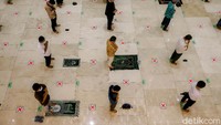 Protokol kesehatan ketat diterapkan di dalam masjid untuk mengantisipasi penyebaran COVID-19.