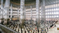 Bagi jemaah yang sudah masuk ke masjid diimbau selalu mematuhi protokol kesehatan yang sudah diterapkan. Misalnya tidak melepas masker, tidak bersalam salaman dan segera meninggalkan masjid jika pelaksanaan ibadah telah selesai.