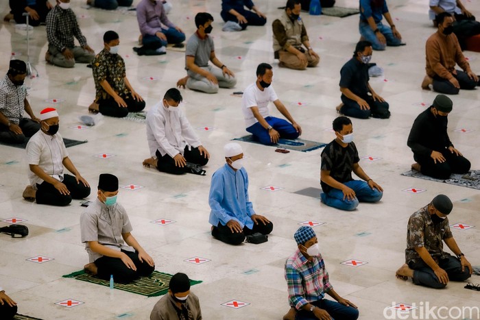 Sejumlah umat muslim tengah menjalani Ibadah Salat Jumat di Masjid Istiqlal, Jakarta, Jumat (20/8/2021). Masjid Istiqlal kembali menggelar salat jumat Namun, penerapan protokol kesehatan ketat tetap dikedepankan dalam area Masjid.