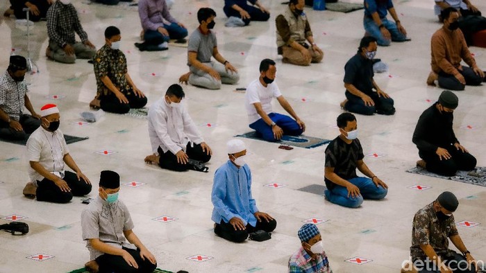 Sejumlah umat muslim tengah menjalani Ibadah Salat Jumat di Masjid Istiqlal, Jakarta, Jumat (20/8/2021). Masjid Istiqlal kembali menggelar salat jumat Namun, penerapan protokol kesehatan ketat tetap dikedepankan dalam area Masjid.