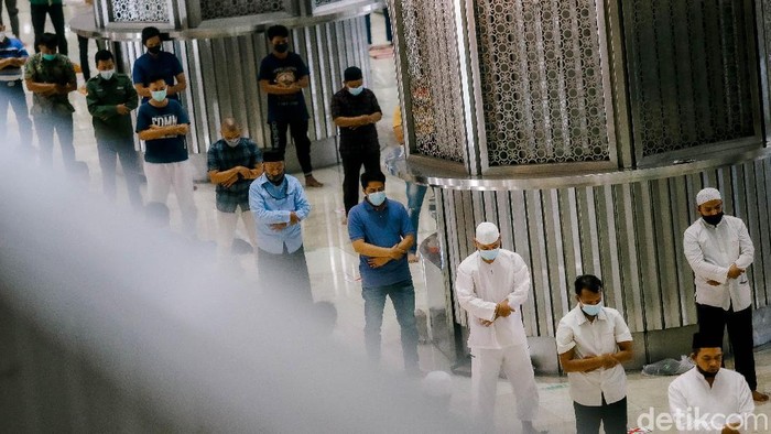 Sejumlah umat muslim tengah menjalani Ibadah Salat Jumat di Masjid Istiqlal, Jakarta, Jumat (20/8/2021). Masjid Istiqlal kembali menggelar salat jumat Namun, penerapan protokol kesehatan ketat tetap dikedepankan dalam area Masjid.