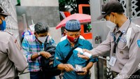 Para jemaah yang ingin memasuki halaman masjid harus menunjukkan sertifikat vaksinasi. Adapun sertifikat vaksinasi yang ditunjukan boleh berupa digital ataupun bentuk fisik.