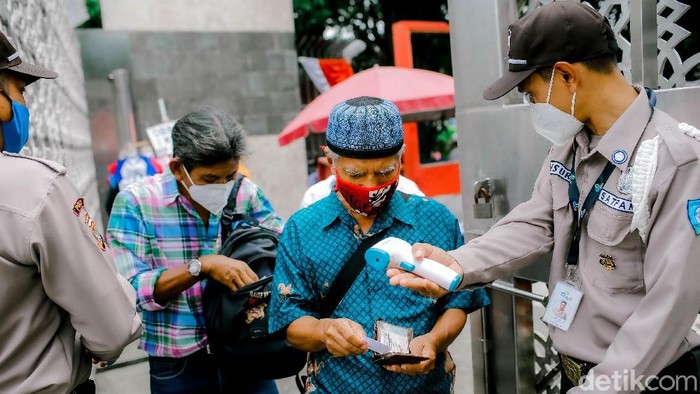 Sejumlah umat muslim tengah menjalani Ibadah Salat Jumat di Masjid Istiqlal, Jakarta, Jumat (20/8/2021). Masjid Istiqlal kembali menggelar salat jumat Namun, penerapan protokol kesehatan ketat tetap dikedepankan dalam area Masjid.